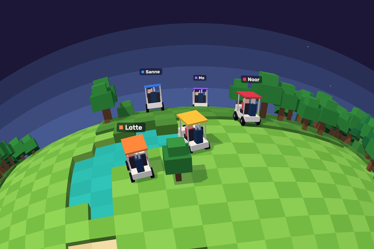 Golfkarretjes racen over een blokjeswereld in Golf Buddies