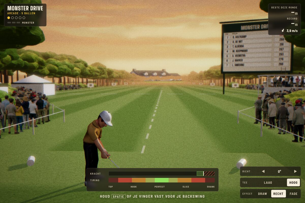 Een golfer op de tee in Monster Drive, met publiek langs de baan en een scorebord